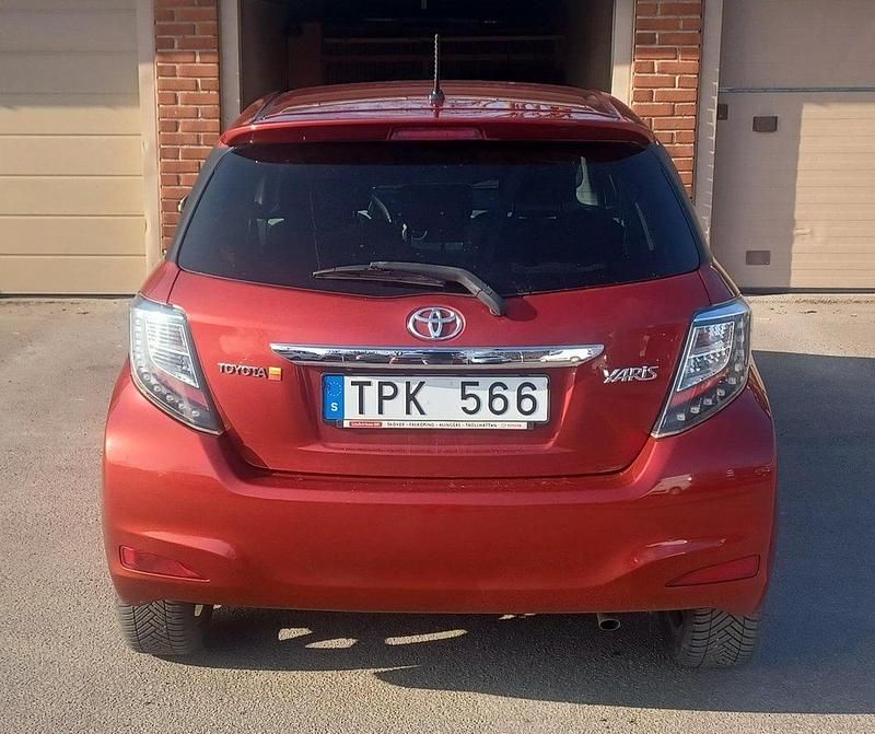 Röd Begagnad 2013 Toyota Yaris Trend Halvkombi | 57 900 kr (Marknadspris) - Bild 1/4