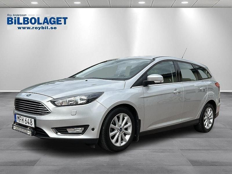Grå Begagnad 2015 Ford Focus Titanium Kombi | 94 800 kr (Marknadspris) - Bild 1/4