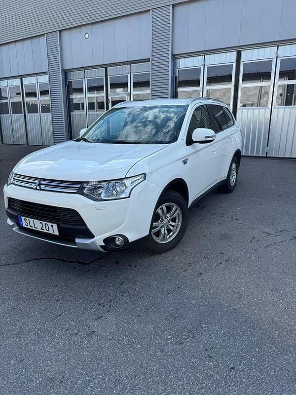 Vit Begagnad 2015 Mitsubishi Outlander P-HEV SUV | 145 000 kr (Marknadspris) - Bild 1/4