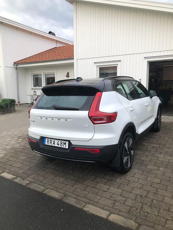 Begagnad Volvo XC40 Single Motor Extended Range 185 kW (252 HK) 2024 Crystal vit metallic SUV