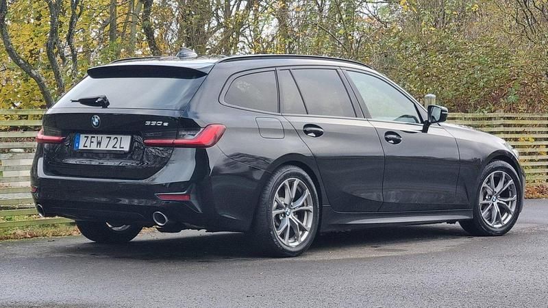 Svart Begagnad 2021 BMW 330e Sport Line Kombi | 319 000 kr (Dyr) - Bild 1/4