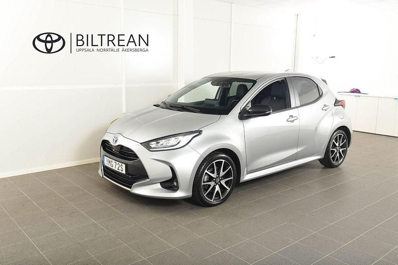 Silver (silver metallic) Begagnad 2022 Toyota Yaris Hybrid Style Halvkombi | 209 900 kr (Marknadspris) - Bild 1/4