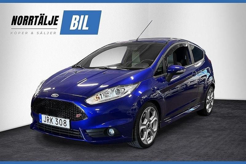 Blå Begagnad 2015 Ford Fiesta ST Halvkombi | 129 900 kr (Marknadspris) - Bild 1/3