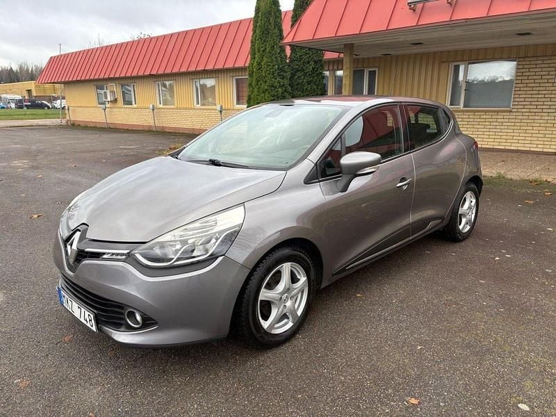 Grå Begagnad 2014 Renault Clio IV Halvkombi | 74 900 kr (Marknadspris) - Bild 1/4