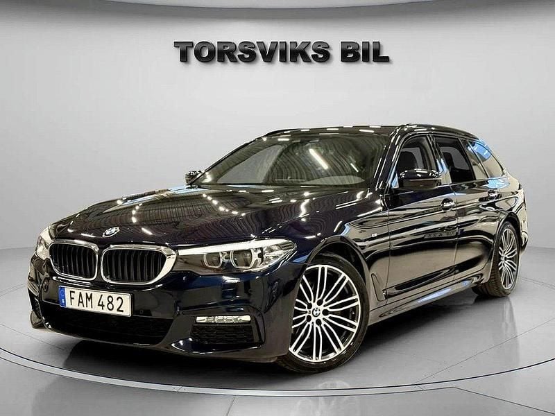 Svart (svartmet) Begagnad 2018 BMW 520 M Sport Kombi | 319 900 kr (Lite dyr) - Bild 1/4