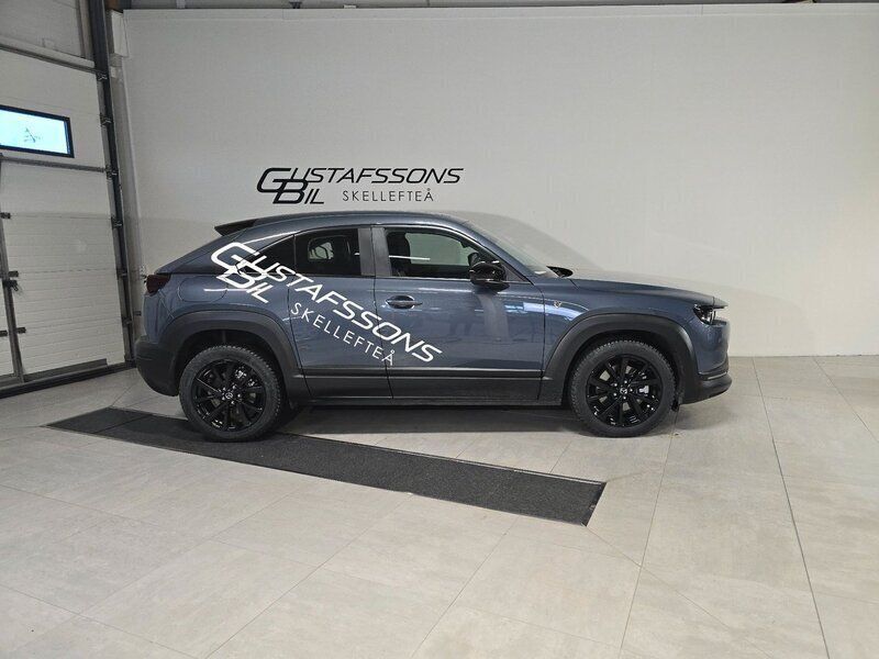 Grå (polymetal grå met) Ny 2024 Mazda MX30 SUV | 422 900 kr - Bild 1/4