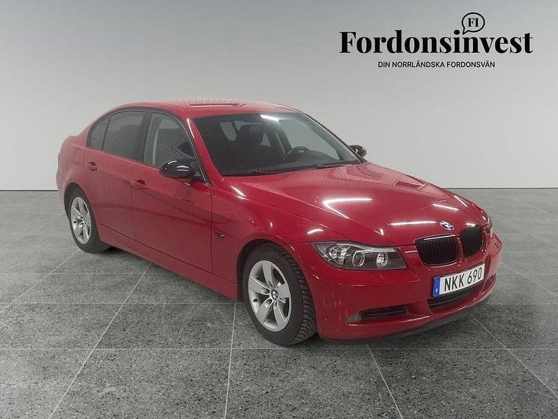 Röd Begagnad 2007 BMW 320 Advantage Sedan | 69 500 kr (Marknadspris) - Bild 1/4
