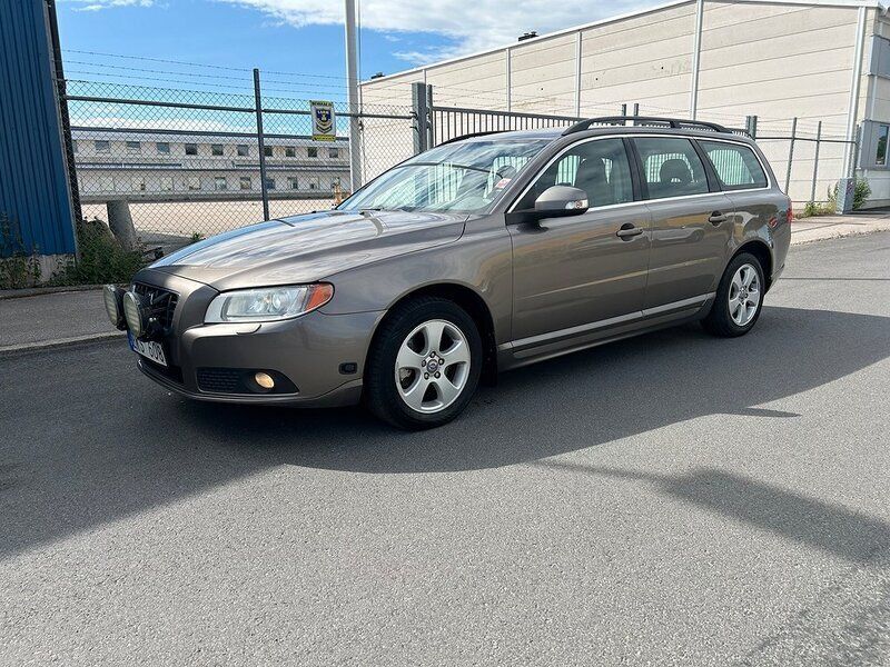 Grå Begagnad 2009 Volvo V70 Momentum Kombi | 69 900 kr (Marknadspris) - Bild 1/4