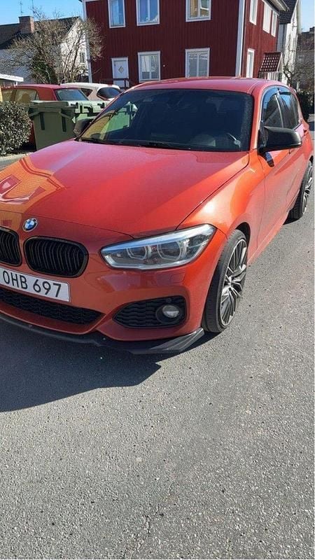 Orange Begagnad 2017 BMW 120 M Sport Halvkombi | 167 500 kr (Marknadspris) - Bild 1/4