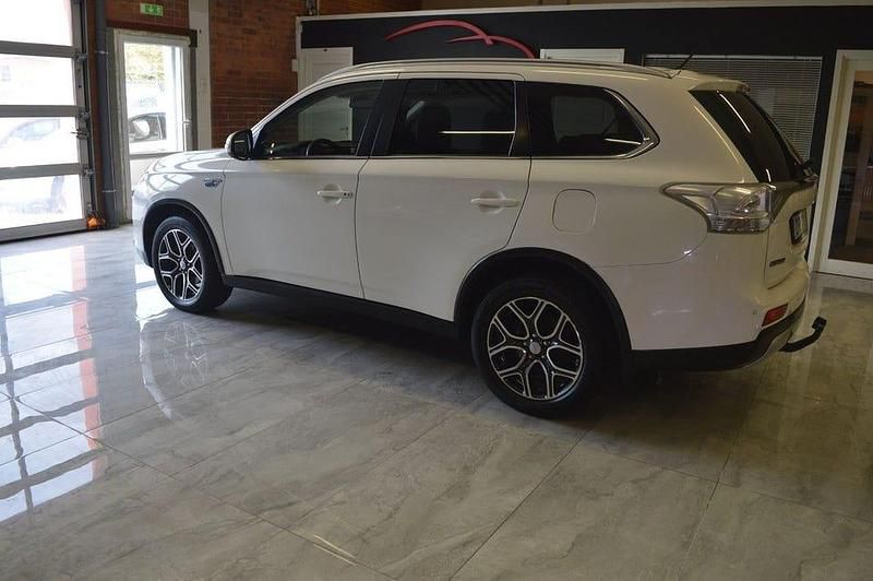 Begagnad Mitsubishi Outlander 203 HK (149 kW) 2016 Vit SUV