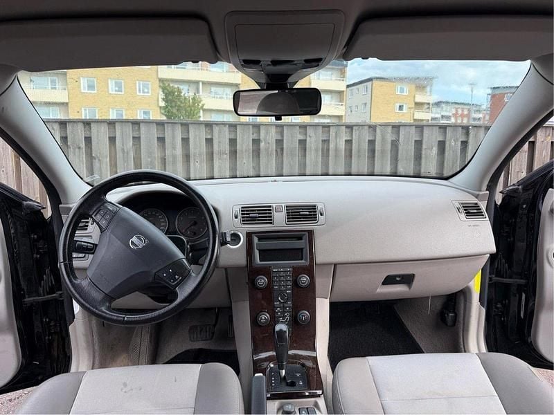 Svart Begagnad 2005 Volvo V50 Kinetic Kombi | 24 000 kr (Marknadspris) - Bild 1/4