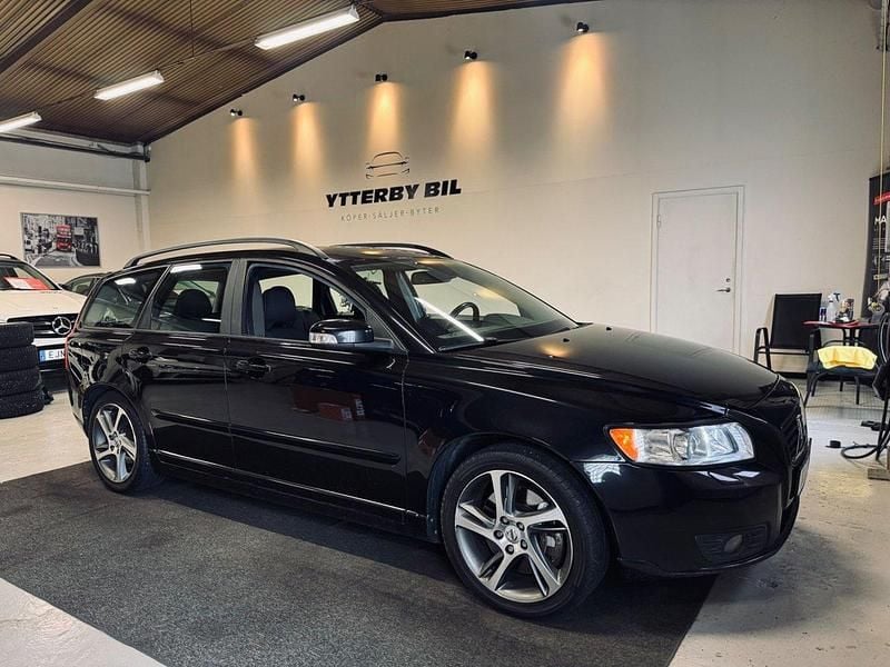 Svart Begagnad 2007 Volvo V50 Momentum Kombi | 64 900 kr (Lite dyr) - Bild 1/4