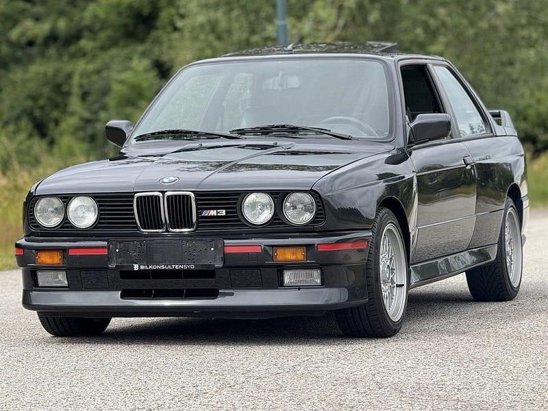 Begagnad BMW M3 220 HK (161 kW) 1987 Diamant svart Sedan