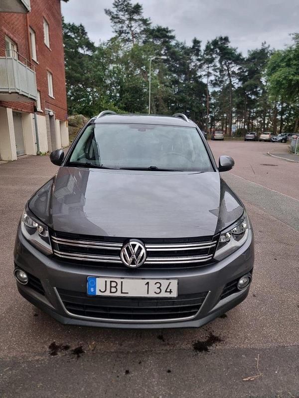 Grå Begagnad 2013 VW Tiguan Sportline SUV | 67 000 kr (Superpris) - Bild 1/4