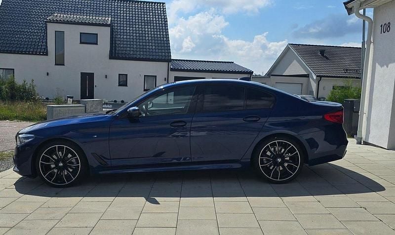 Blå Begagnad 2020 BMW 520 M Sport Sedan | 299 000 kr (Marknadspris) - Bild 1/4