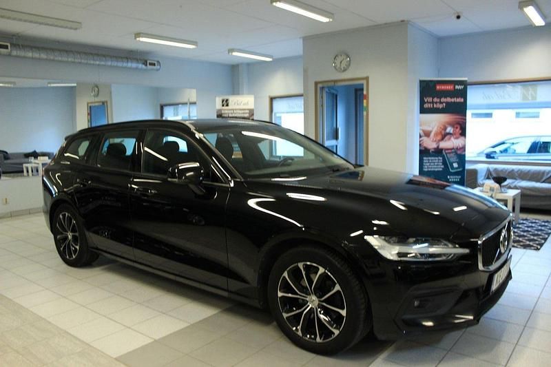 Svart Begagnad 2019 Volvo V60 Momentum Kombi | 269 900 kr (Marknadspris) - Bild 1/4