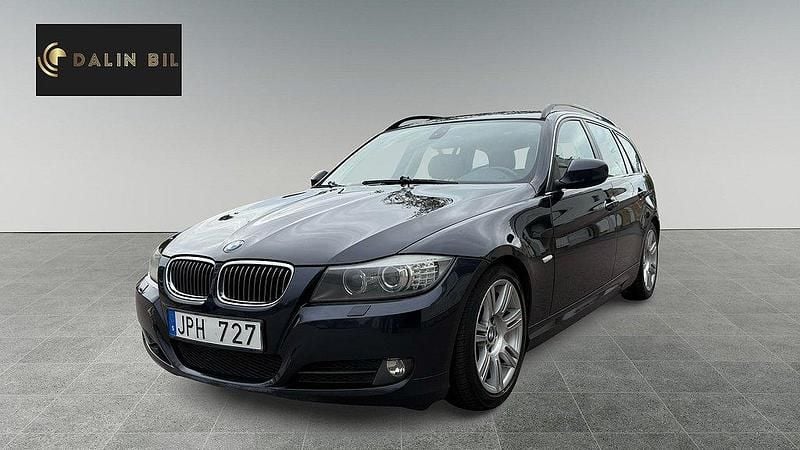 Blå Begagnad 2009 BMW 325 Comfort Edition Kombi | 89 900 kr (Lite dyr) - Bild 1/4