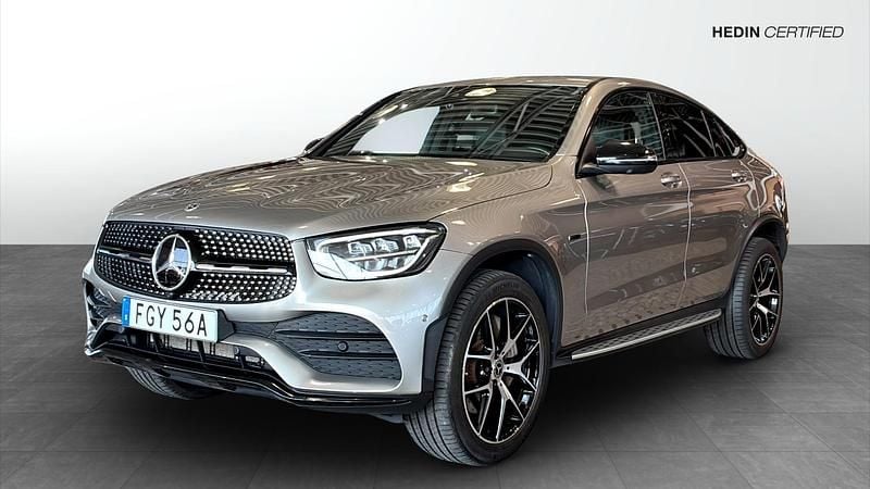 Silver Begagnad 2021 Mercedes GLC300e Sportkupé | 499 900 kr (Marknadspris) - Bild 1/4