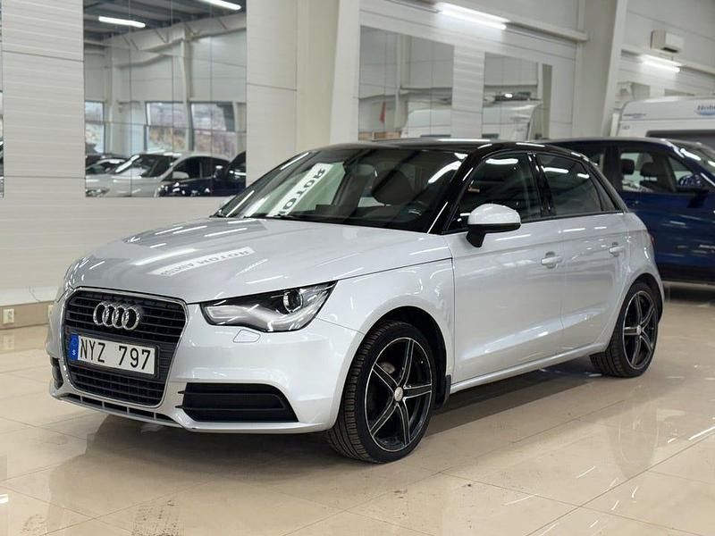 Silver Begagnad 2013 Audi A1 Sportback Sport Halvkombi | 89 900 kr (Marknadspris) - Bild 1/4