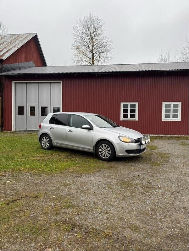 Silver Begagnad 2012 VW Golf VII Halvkombi | 47 000 kr (Marknadspris) - Bild 1/4