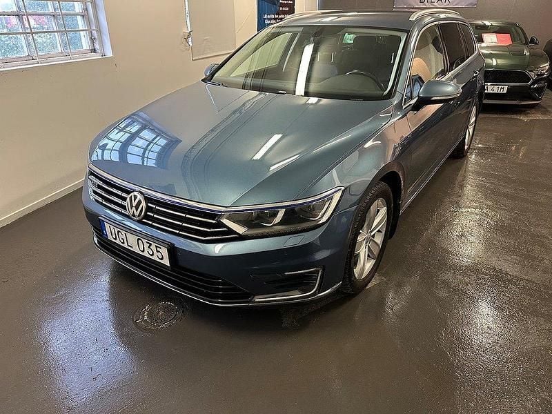 Blå Begagnad 2016 VW Passat GTE Kombi | 119 900 kr (Marknadspris) - Bild 1/4