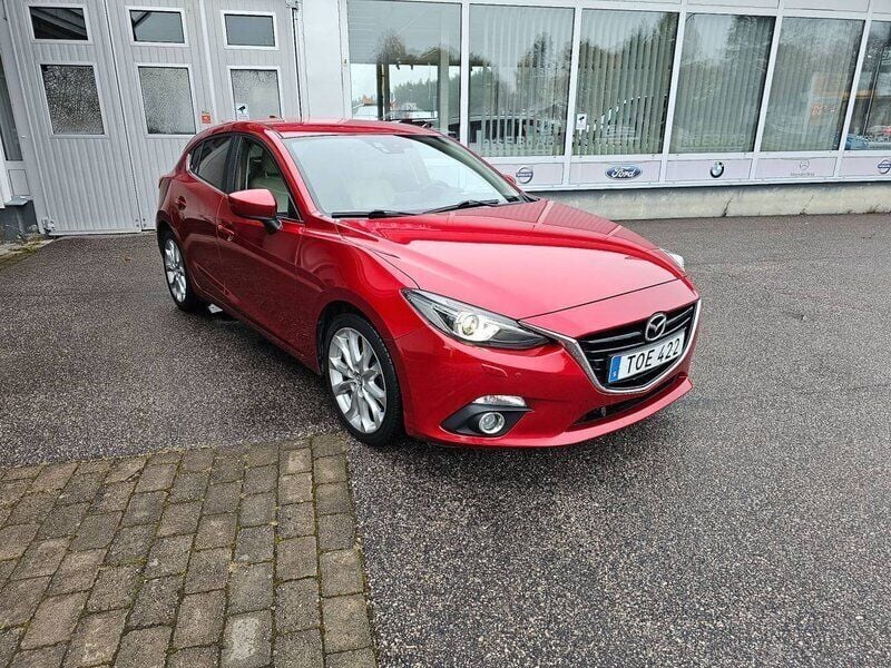 Röd Begagnad 2015 Mazda 3 Inclusive Halvkombi | 124 900 kr (Marknadspris) - Bild 1/4