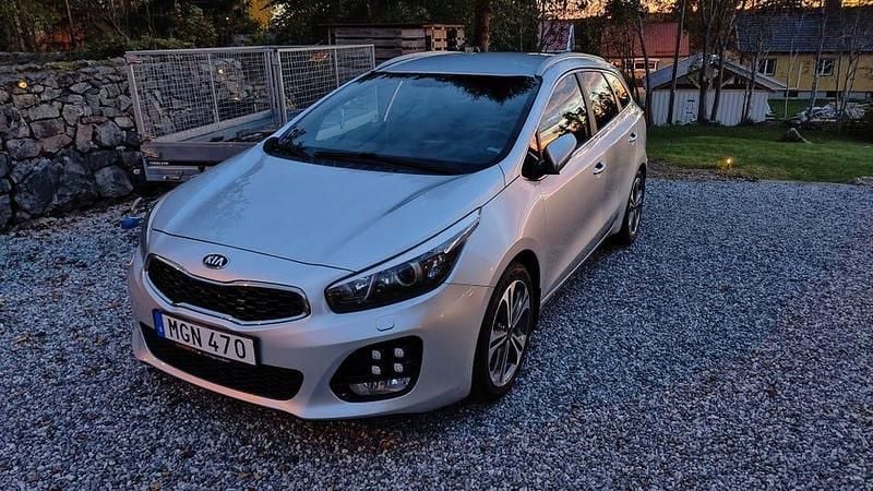 Silver metallic Begagnad 2016 Kia Ceed Sportswagon Kombi | 72 000 kr (Marknadspris) - Bild 1/4