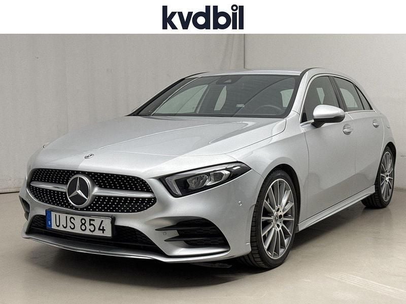 Silver (silver metallic) Begagnad 2018 Mercedes A200 AMG line Halvkombi | 229 800 kr (Bra pris) - Bild 1/3