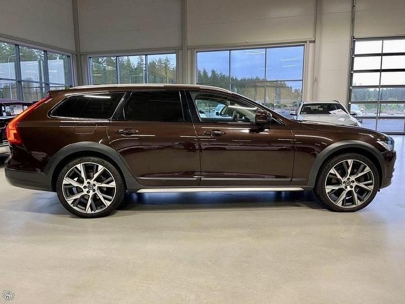 Brun Begagnad 2017 Volvo V90 CC Inscription Kombi | 320 000 kr (Marknadspris) - Bild 1/4