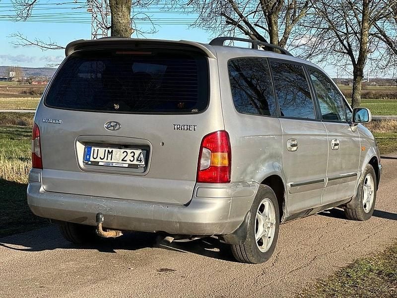 Begagnad Hyundai Trajet 136 HK (100 kW) 2003 Silver Minibuss