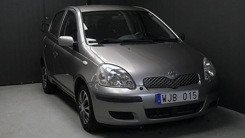 Grå Begagnad 2004 Toyota Yaris Halvkombi | 22 900 kr (Marknadspris) - Bild 1/4