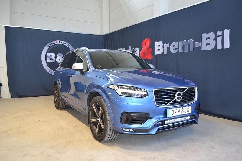 Blå Begagnad 2016 Volvo XC90 R-Design SUV | 399 900 kr (Lite dyr) - Bild 1/4