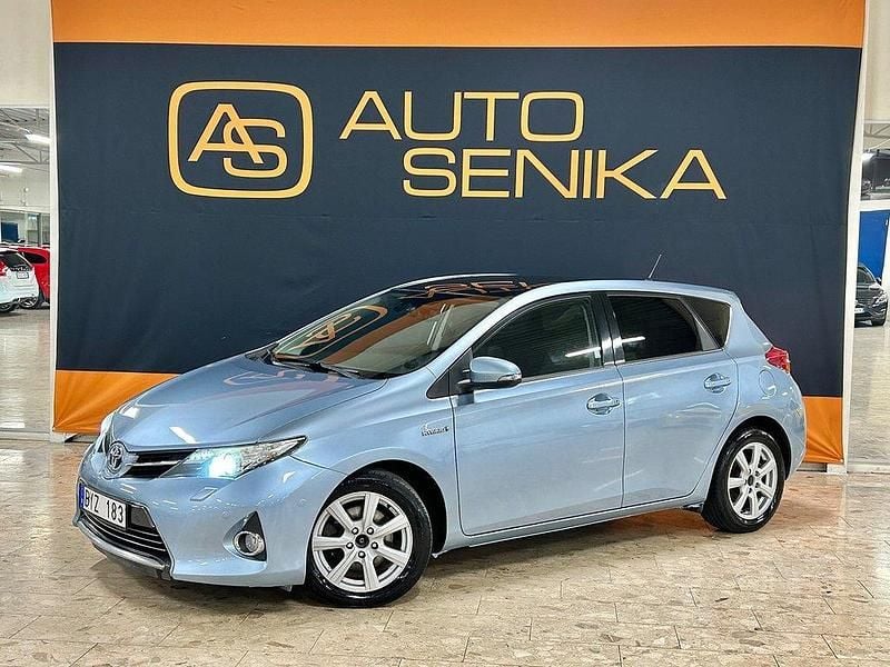 Ljusblå Begagnad 2013 Toyota Auris Hybrid Executive Halvkombi | 119 900 kr (Marknadspris) - Bild 1/4
