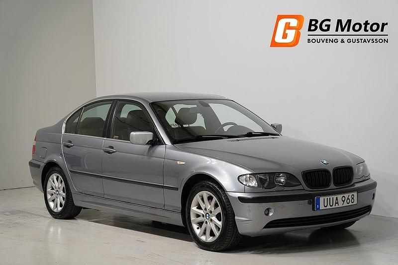 Ljusgrå Begagnad 2004 BMW 320 Sedan | 54 800 kr (Marknadspris) - Bild 1/3