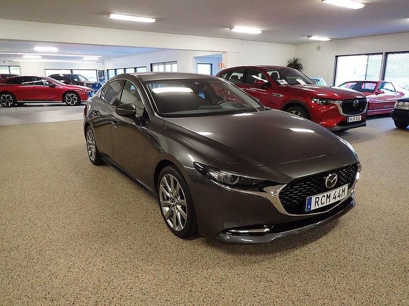 Grå (machine gray mica met.) Begagnad 2019 Mazda 3 Sky Sedan | 234 000 kr (Lite dyr) - Bild 1/4