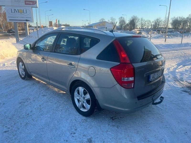 Begagnad Kia Ceed Sportswagon 128 HK (94 kW) 2012 Silver Kombi