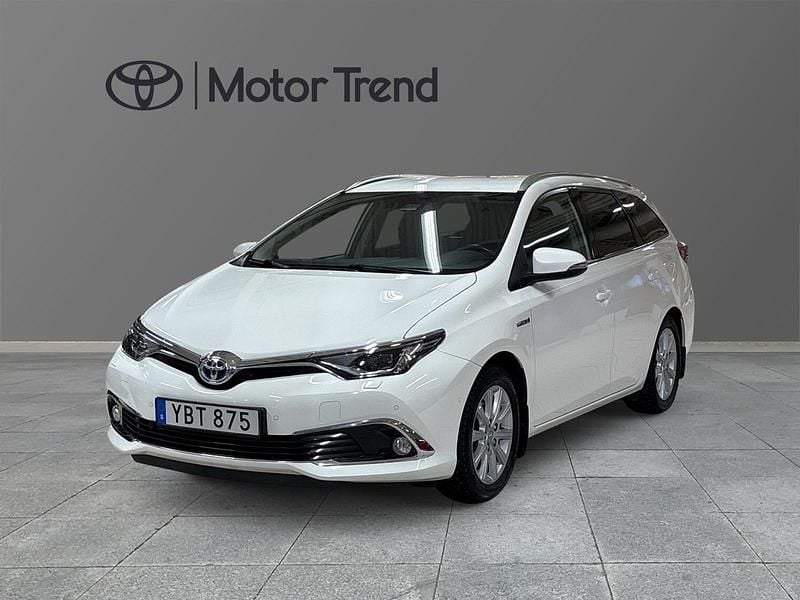 Vit Begagnad 2016 Toyota Auris Touring Sports Executive Kombi | 145 000 kr (Marknadspris) - Bild 1/4