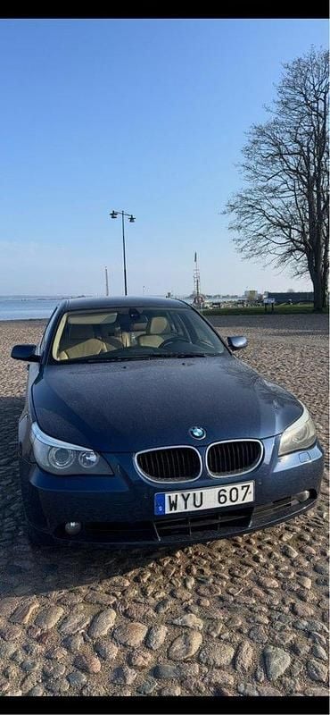 Blå Begagnad 2005 BMW 525 Sedan | 55 000 kr (Marknadspris) - Bild 1/4