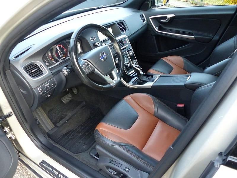 Begagnad Volvo S60 CC Summum 190 HK (139 kW) 2017 Ljusbrun (luminous sand metallic) Sedan