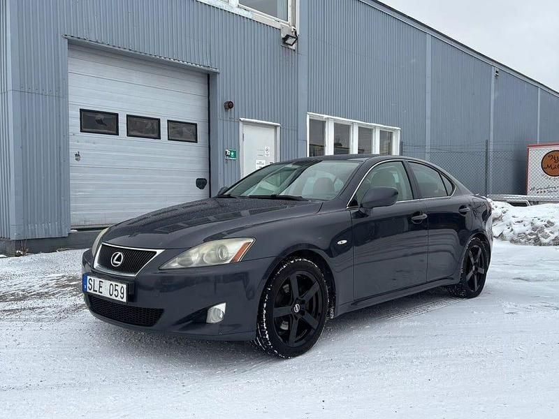 Mörkgrå Begagnad 2007 Lexus IS250 Sedan | 74 900 kr (Marknadspris) - Bild 1/4