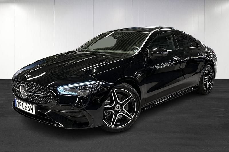 Svart (black) Begagnad 2024 Mercedes CLA200 AMG line Sportkupé | 449 000 kr - Bild 1/4