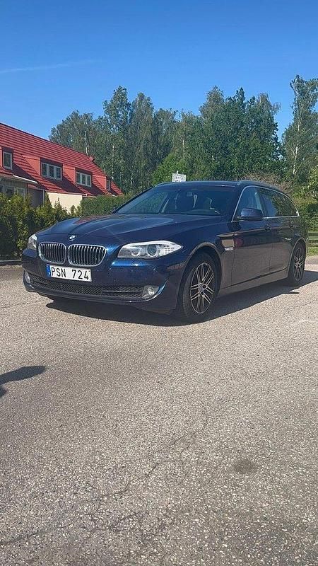 Blå Begagnad 2013 BMW 520 Kombi | 95 000 kr (Superpris) - Bild 1/4