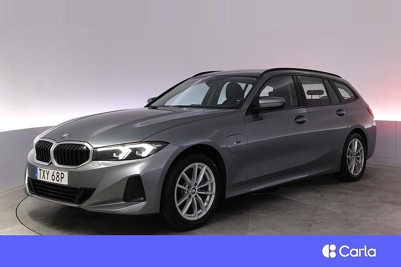 Grå Begagnad 2022 BMW 330e Shadowline Kombi | 372 900 kr (Marknadspris) - Bild 1/4