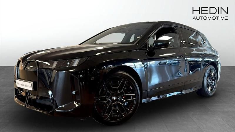 Svart (black) Begagnad 2025 BMW iX M Sport SUV | 998 700 kr - Bild 1/4