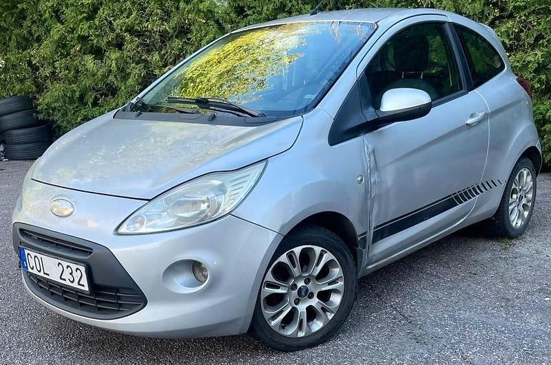 Grå Begagnad 2009 Ford Ka Titanium Halvkombi | 19 900 kr (Marknadspris) - Bild 1/4