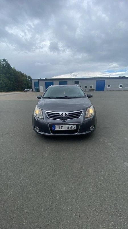 Grå Begagnad 2011 Toyota Avensis Business Edition Kombi | 29 900 kr - Bild 1/4