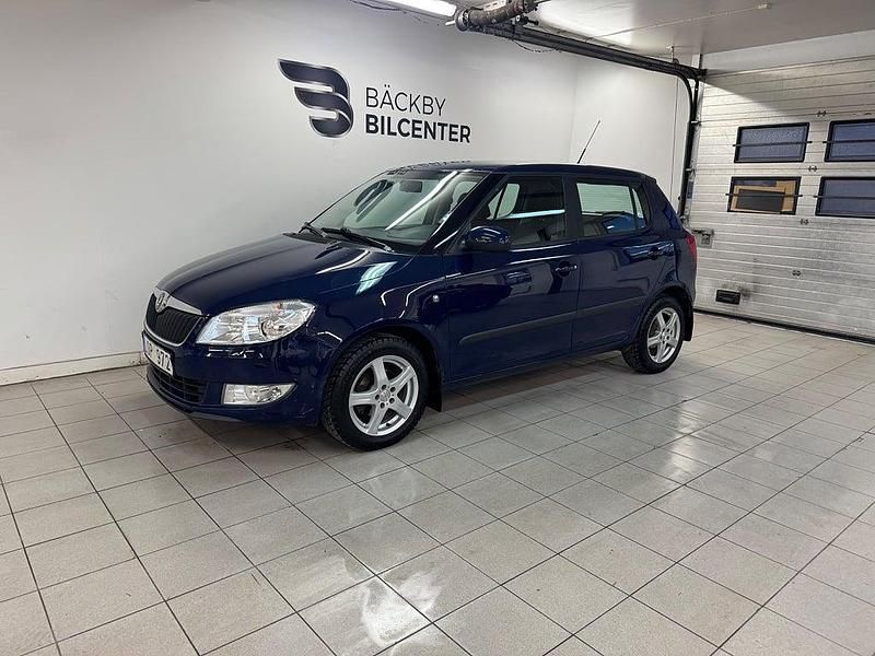 Blå Begagnad 2011 Skoda Fabia Ambiente Halvkombi | 35 000 kr (Marknadspris) - Bild 1/4