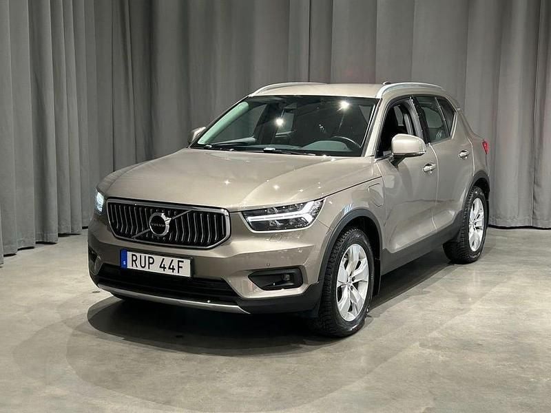 Grå Begagnad 2021 Volvo XC40 Inscription SUV | 339 900 kr (Lite dyr) - Bild 1/4