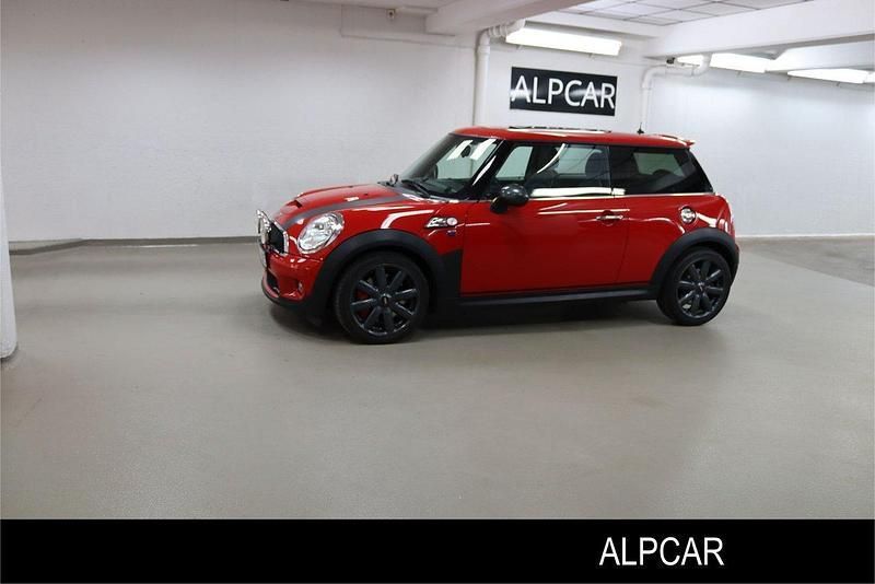 Röd Begagnad 2010 Mini John Cooper Works Halvkombi | 169 900 kr (Marknadspris) - Bild 1/4
