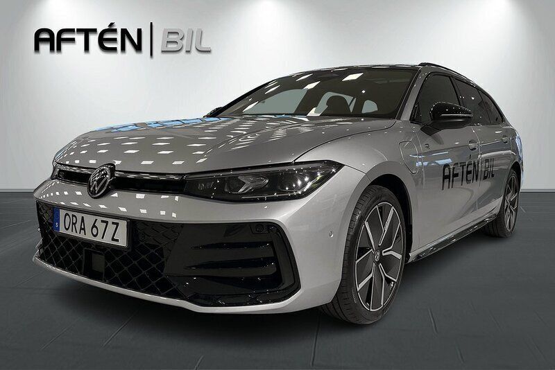 Silver Begagnad 2024 VW Passat R-line Kombi | 569 900 kr - Bild 1/3
